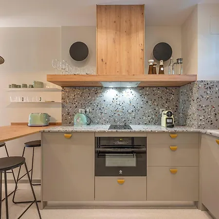Newly Renovated In Golden Mile W/ Pool Apartament *