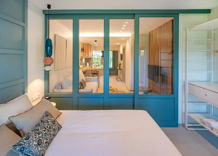 Newly Renovated In Golden Mile W/ Pool Apartment *